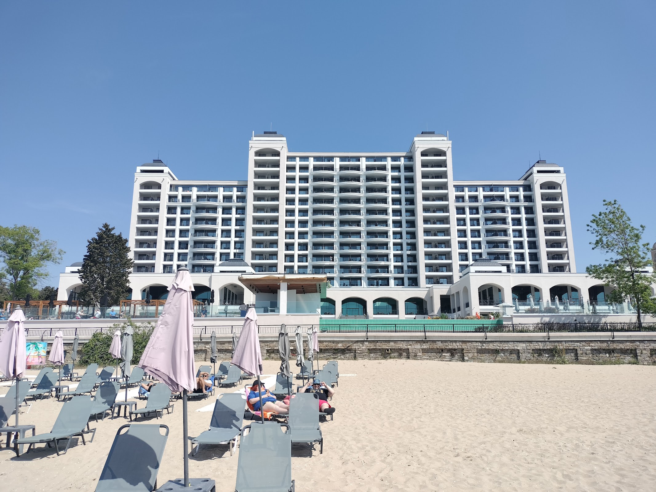 Wielki hotel resort nad plażą, kompleks wakacyjny z piaszczystym wybrzeżem